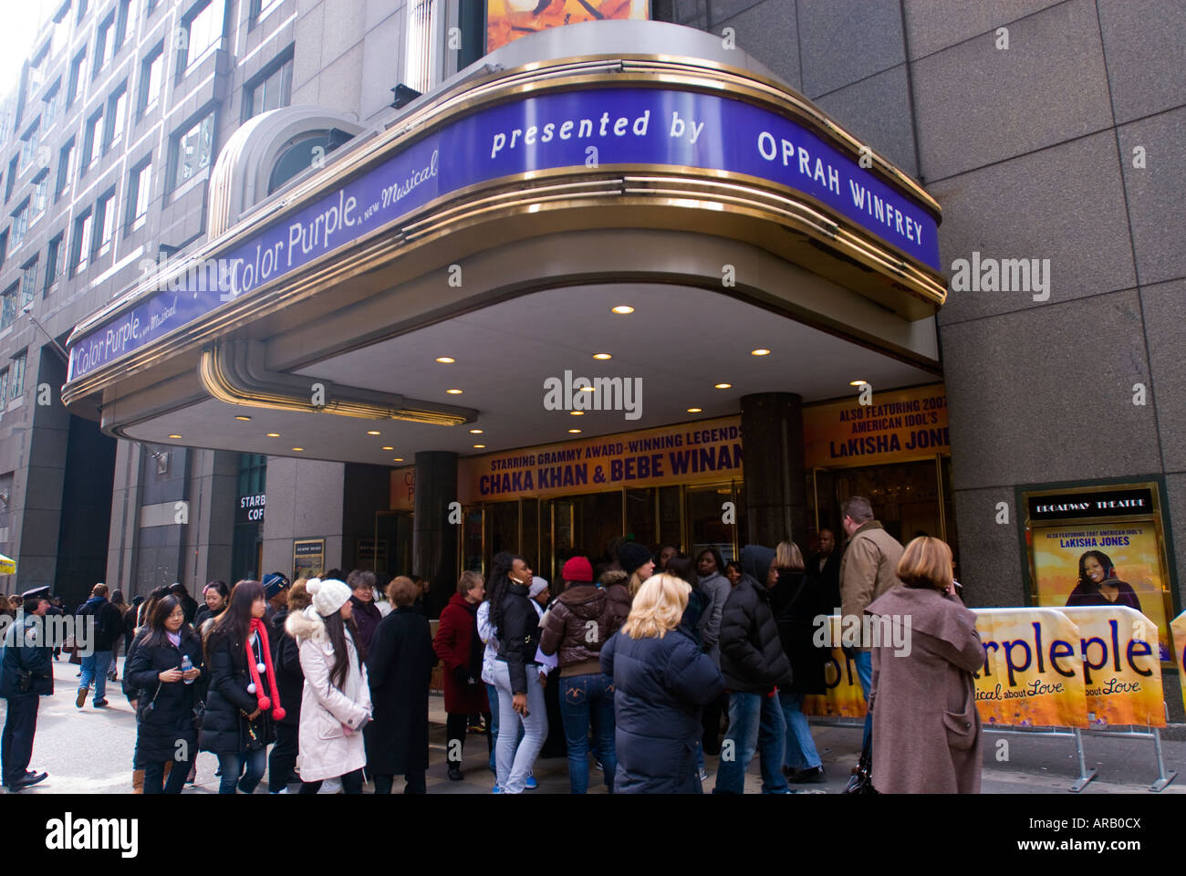 Amanti del teatro frequentano un matinée prestazioni di hit musical Il Colore Viola Broadway presso il Teatro di Broadway a New York Foto Stock