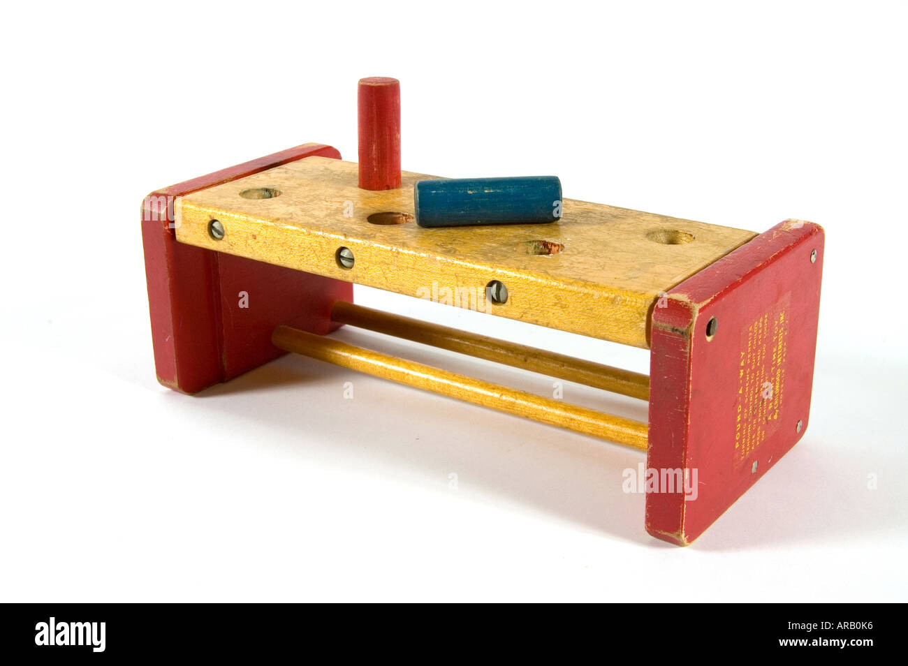 Pound le spine nei fori è il nome del gioco per questo giocattolo Foto Stock