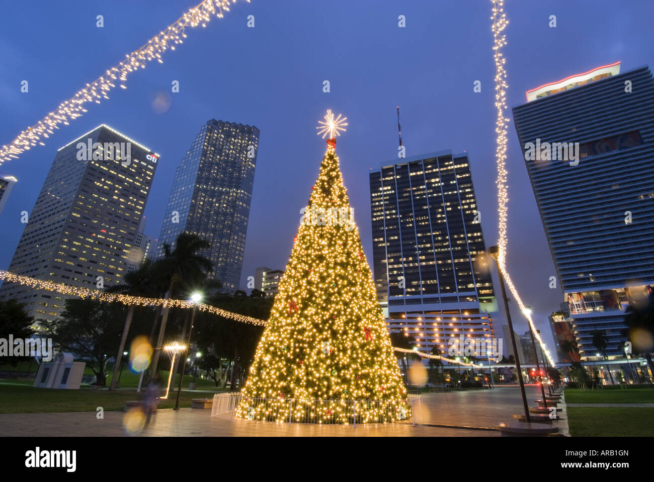 Natale Miami.Le Luci Di Natale Si Accendono Al Centro Cittadino Di Miami Florida Skyline Foto Stock Alamy