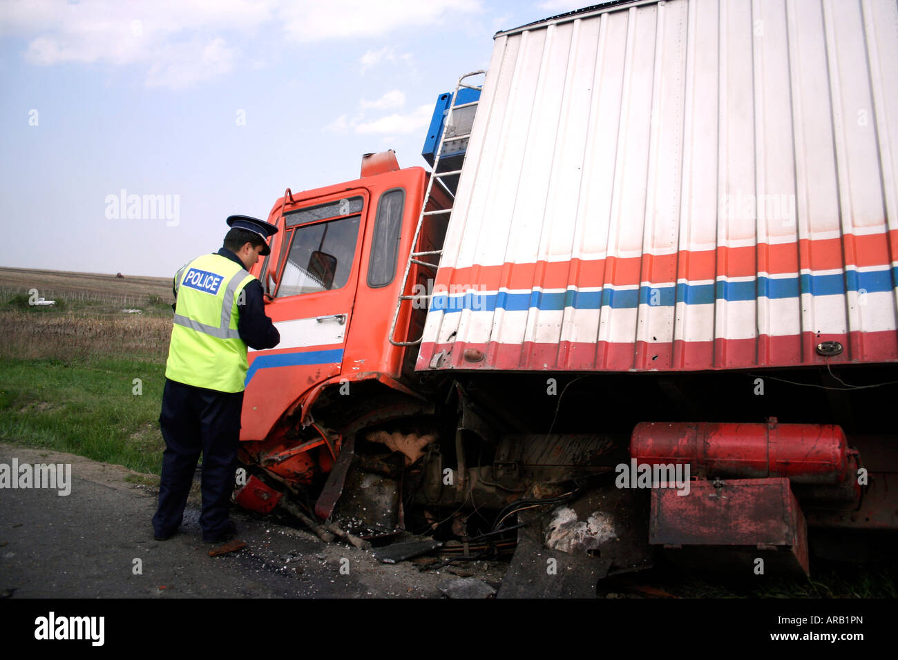 Incidente con un camion su strada Foto Stock