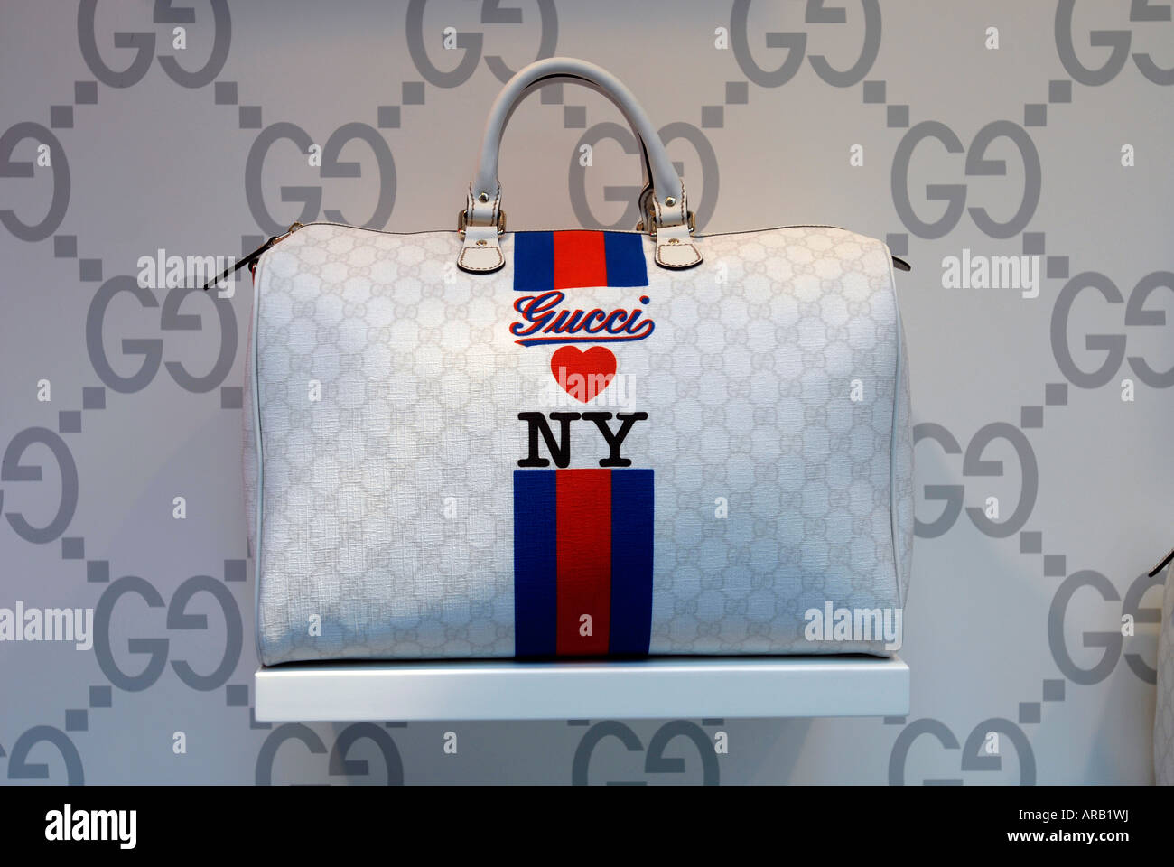 Il nuovo negozio di Gucci in Trump Tower sulla Fifth Ave dotate di Gucci ama NY borsetta la borsa è disponibile solo nel nuovo store Foto Stock