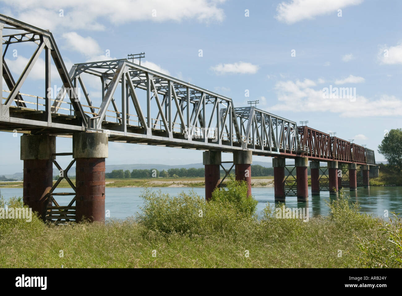 Ponte Ferroviario sul fiume Clutha a Balclutha, Otago, Nuova Zelanda Foto Stock