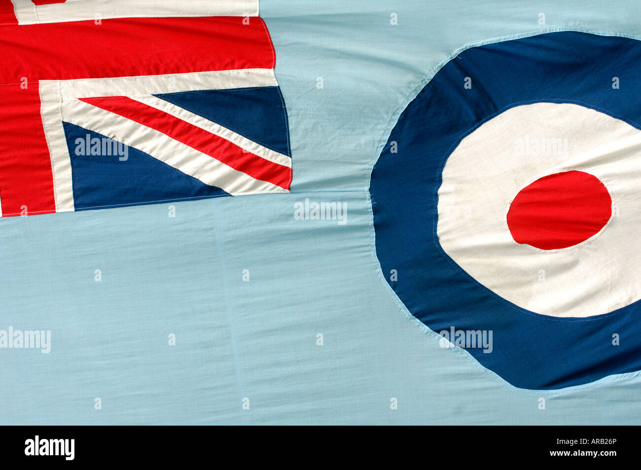 Le flage della Royal Air Force mostra union jack e roudel in rosso bianco e blu e azzurro cielo i colori della bandiera del reggimento Foto Stock