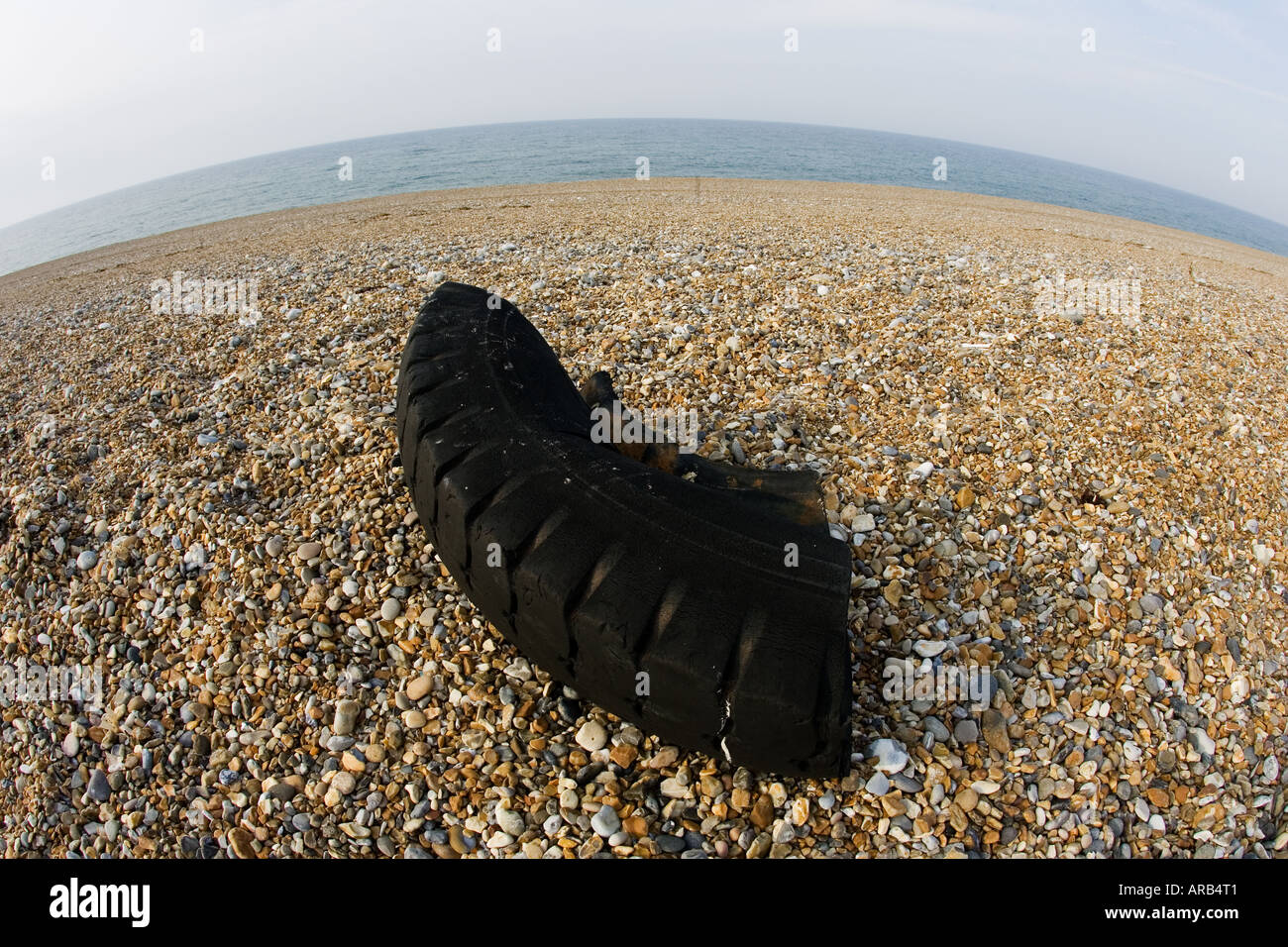 Rimane del pneumatico lavato fino sulla spiaggia Cley North Norfolk Regno Unito Foto Stock