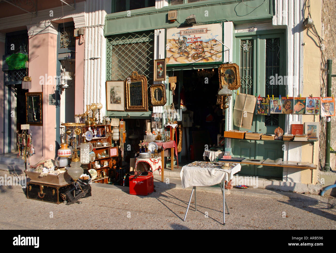 Vecchi oggetti usati negozio vendita offerta prezzi affare Monastiraki Plaka Atene soleggiata Grecia collezionisti di mercato i cacciatori di rari libri di posta indesiderata Foto Stock