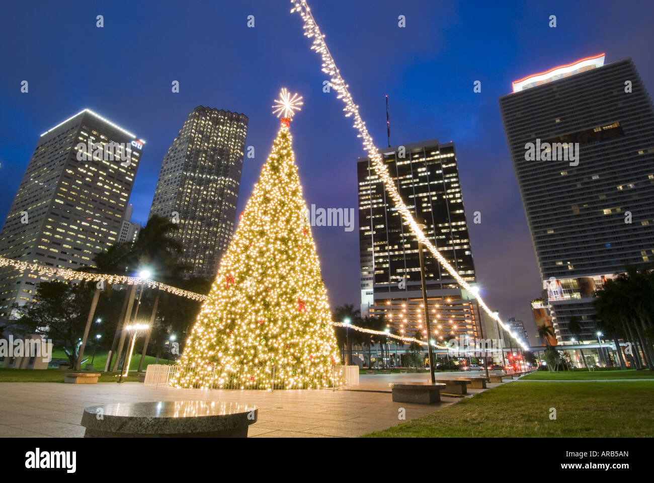 Natale Miami.Le Luci Di Natale Si Accendono Al Centro Cittadino Di Miami Florida Skyline Foto Stock Alamy