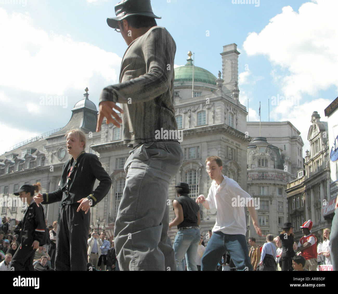 Street performer dancing Michael Jackson Tribute in Piccadilly Circus Foto Stock