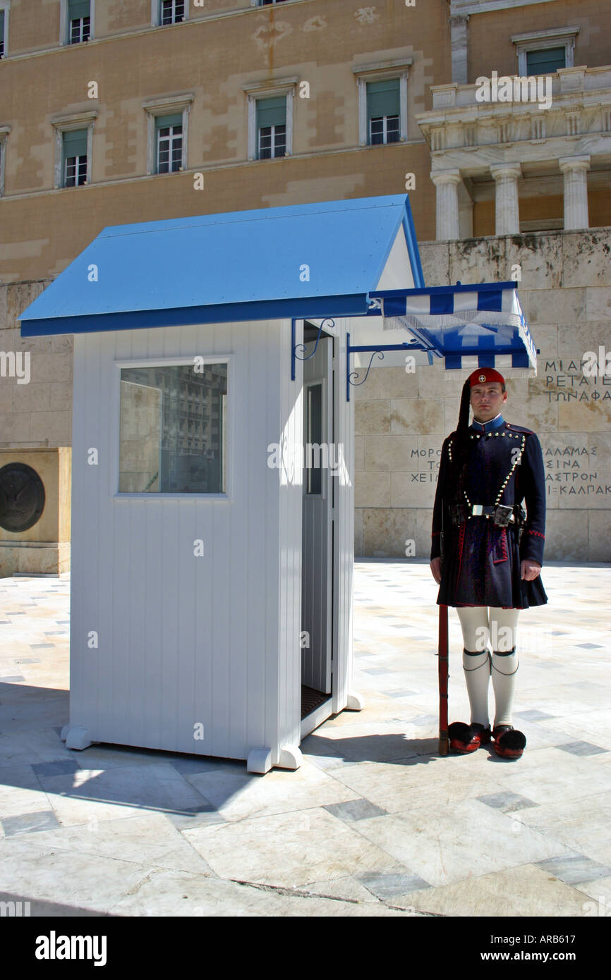 Evzone greco soldato in abito tradizionale in guardia da Piazza Syntagma ad Atene in Grecia nella parte anteriore del Memorial per il soldato sconosciuto Foto Stock