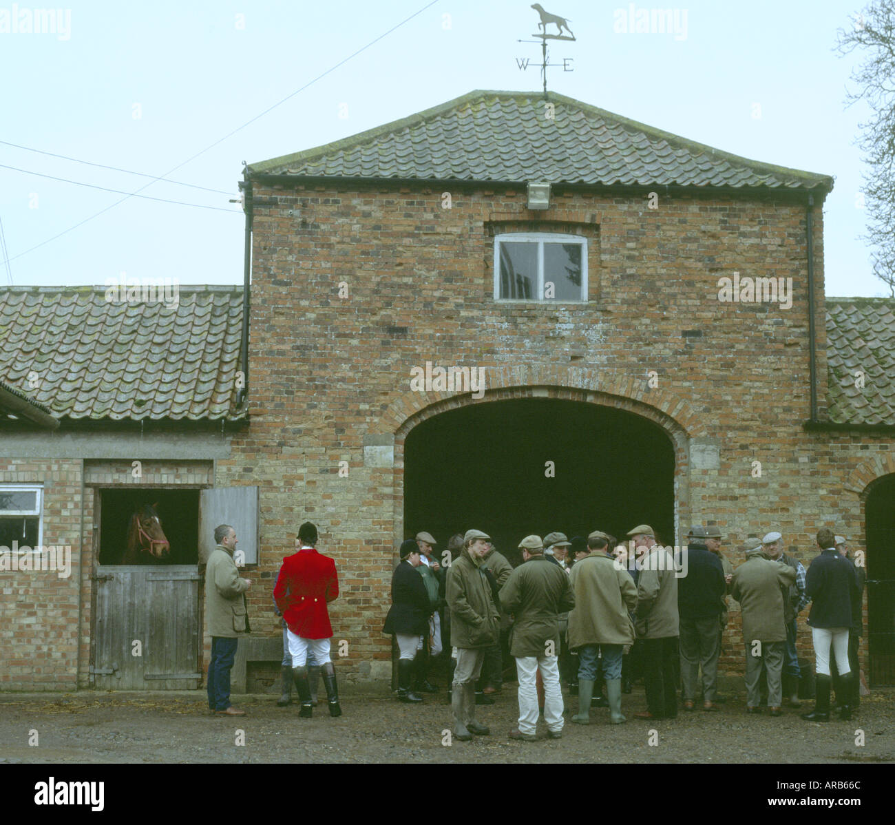 I membri e i sostenitori del Sud Wold hunt si incontrano in un edificio stabile in una fattoria nel Lincolnshire Wolds Foto Stock