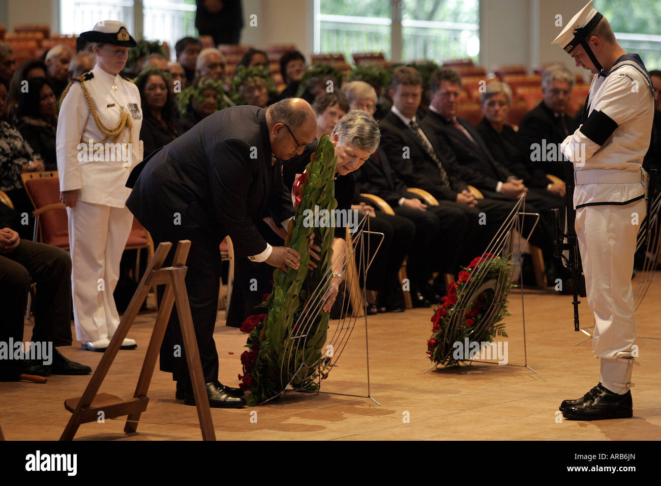 Governatore generale Anand Satyanand stabilisce una corona di fiori alla Cattedrale di Auckland prima di Sir Edmund Hillary è disteso in stato Nuova Zelanda Foto Stock