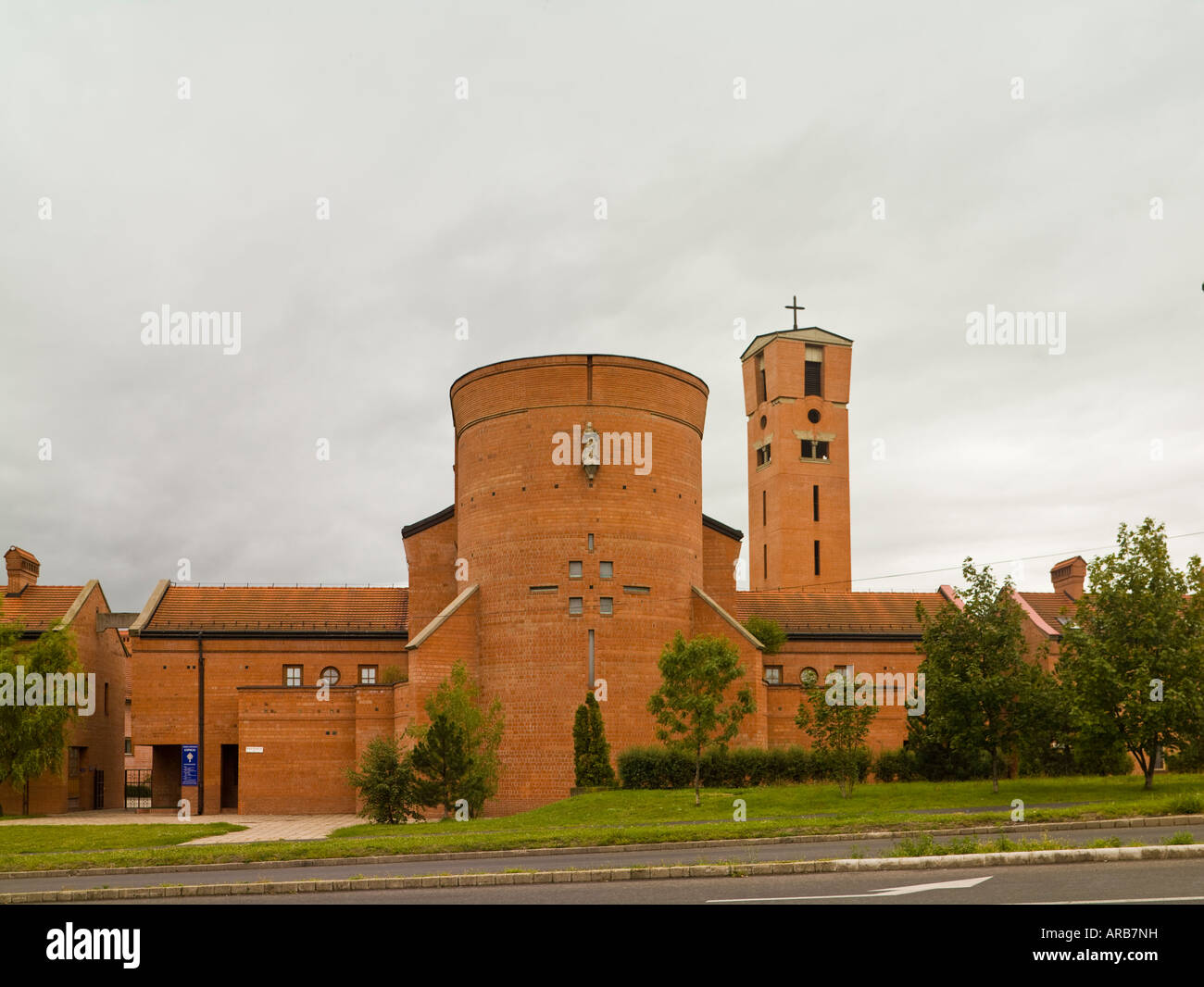 La chiesa e il campanile a torre, ecclesiastici centro educativo, Miskolc, Ungheria Foto Stock