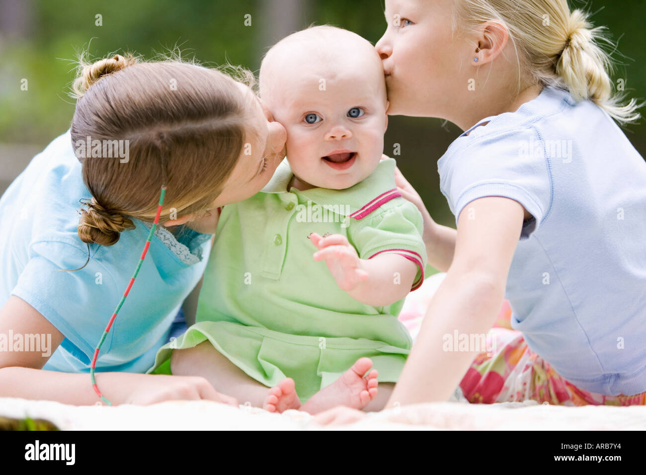 Bambino con le ragazze Foto Stock