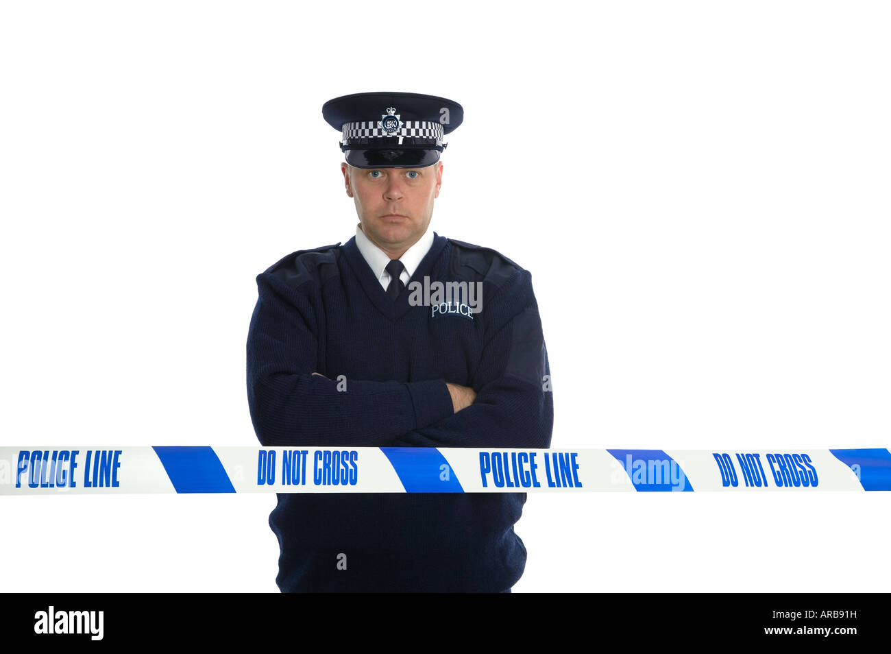 British funzionario di polizia in piedi su un cordone che indossa il tappo piatto con le braccia piegate isolato su un puro sfondo bianco Foto Stock