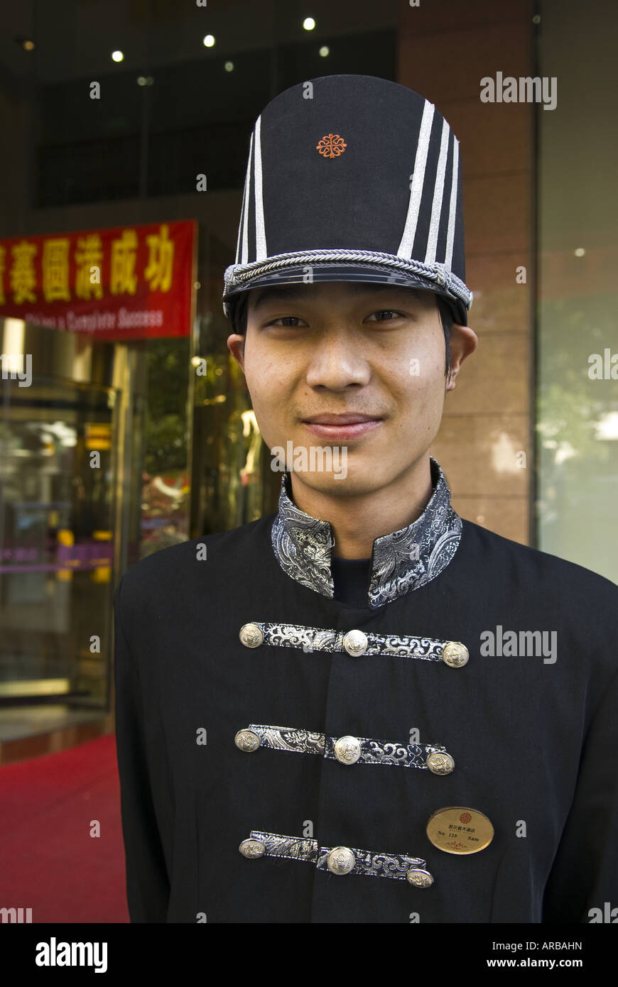 Hotel fattorino in ornati in uniforme, Zhoushan, nella provincia di Zhejiang, Cina Foto Stock