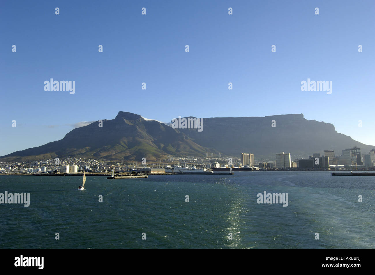 Geografia / viaggi, Sud Africa, Cape Town, viste sulla città / cityscapes, con Table Mountain, vista dal mare, Additional-Rights-Clearance-Info-Not-Available Foto Stock