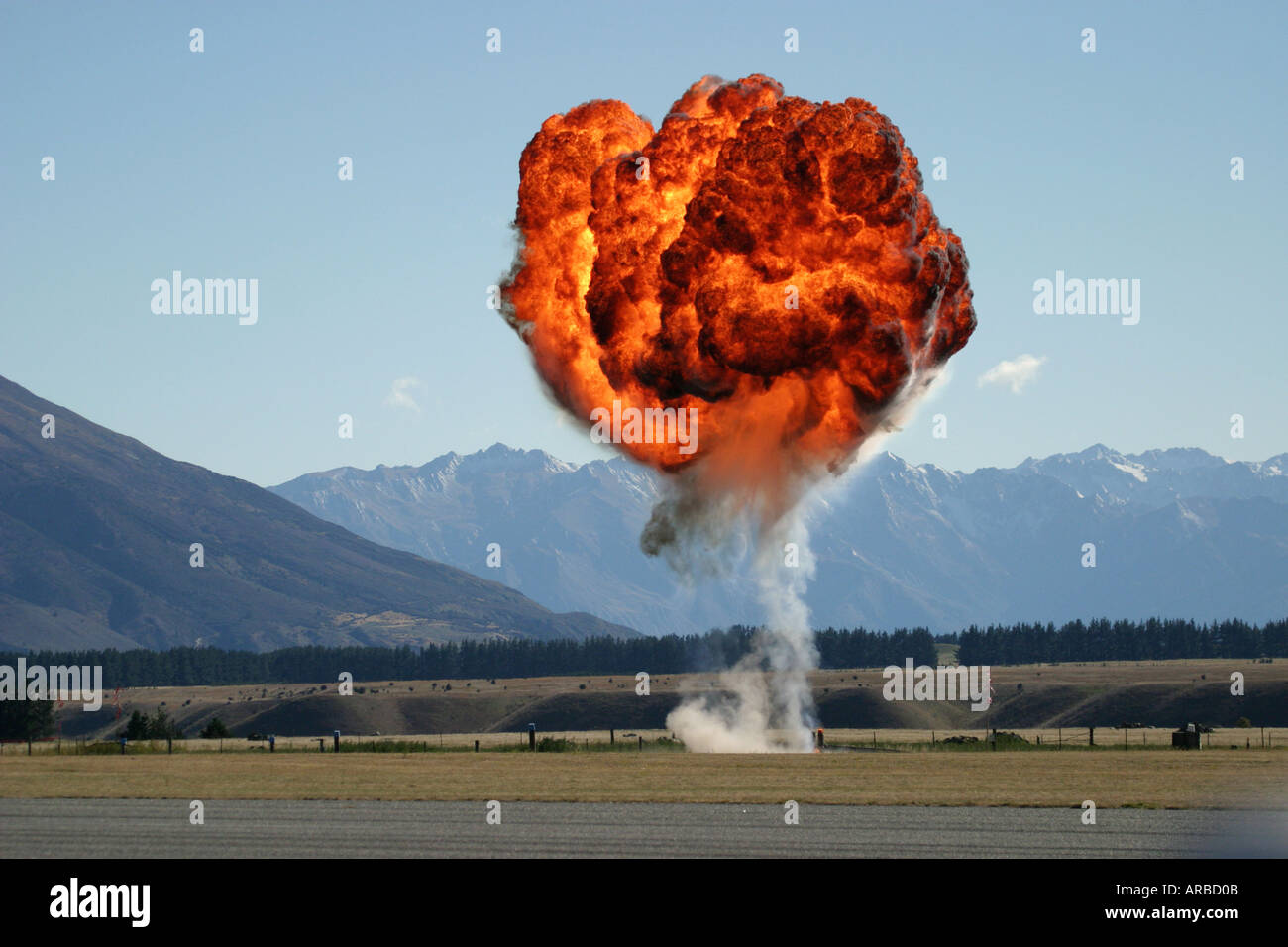 Esplosione controllata a Air Show Re promulgazione Foto Stock