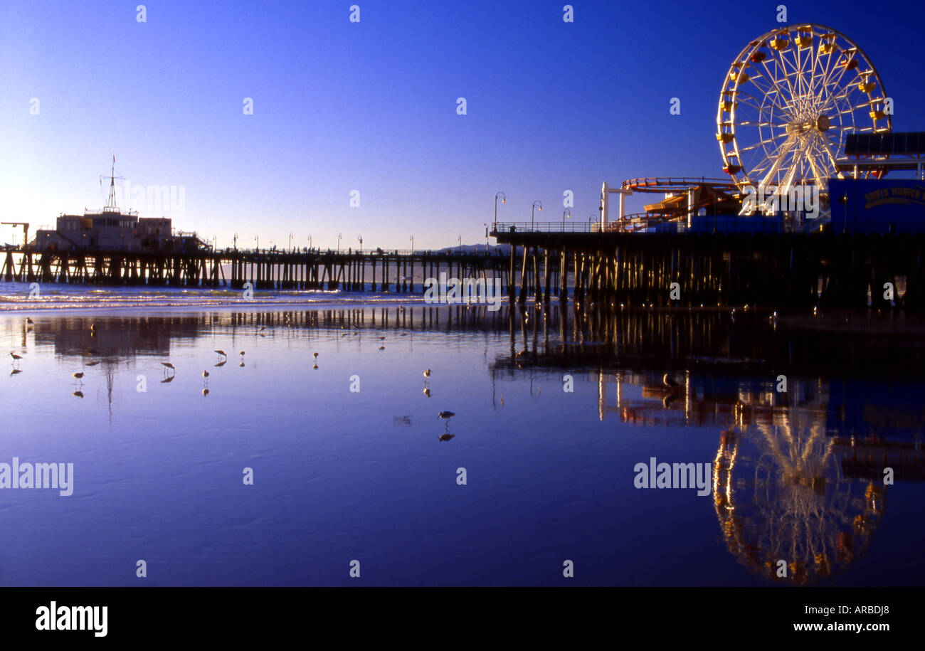 La bassa marea riflessioni al tramonto sul molo di Santa Monica Santa Monica Los Angeles County California USA Foto Stock