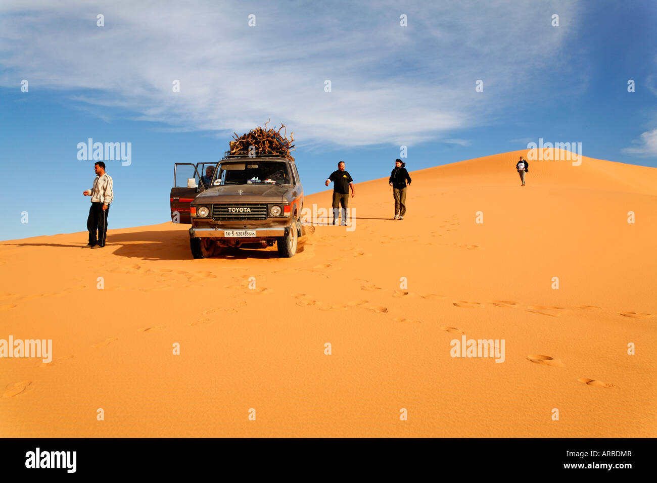 La trazione a quattro ruote motrici safari nel deserto del Sahara Libia Foto Stock