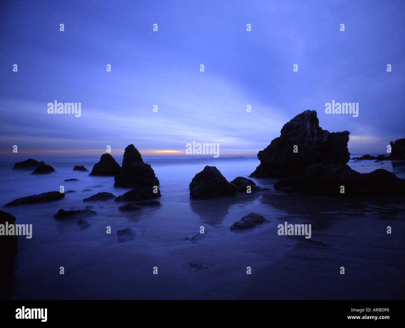 Cieli blu su El Matador Beach State Malibu Los Angeles County California USA Foto Stock