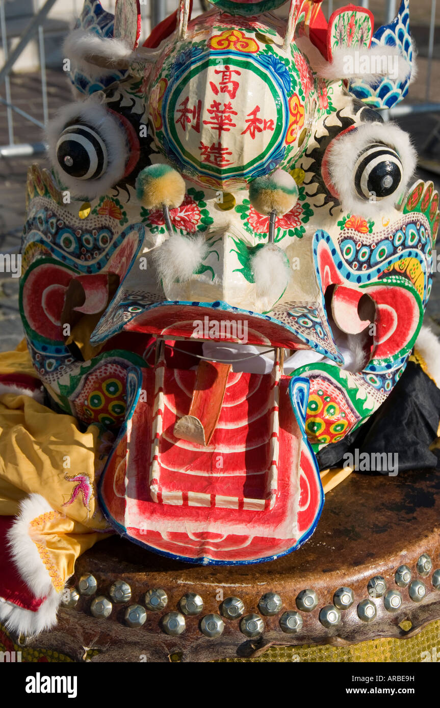 Dettaglio della maschera di un cinese tradizionale lion pronto per la danza del Leone al Capodanno cinese Foto Stock