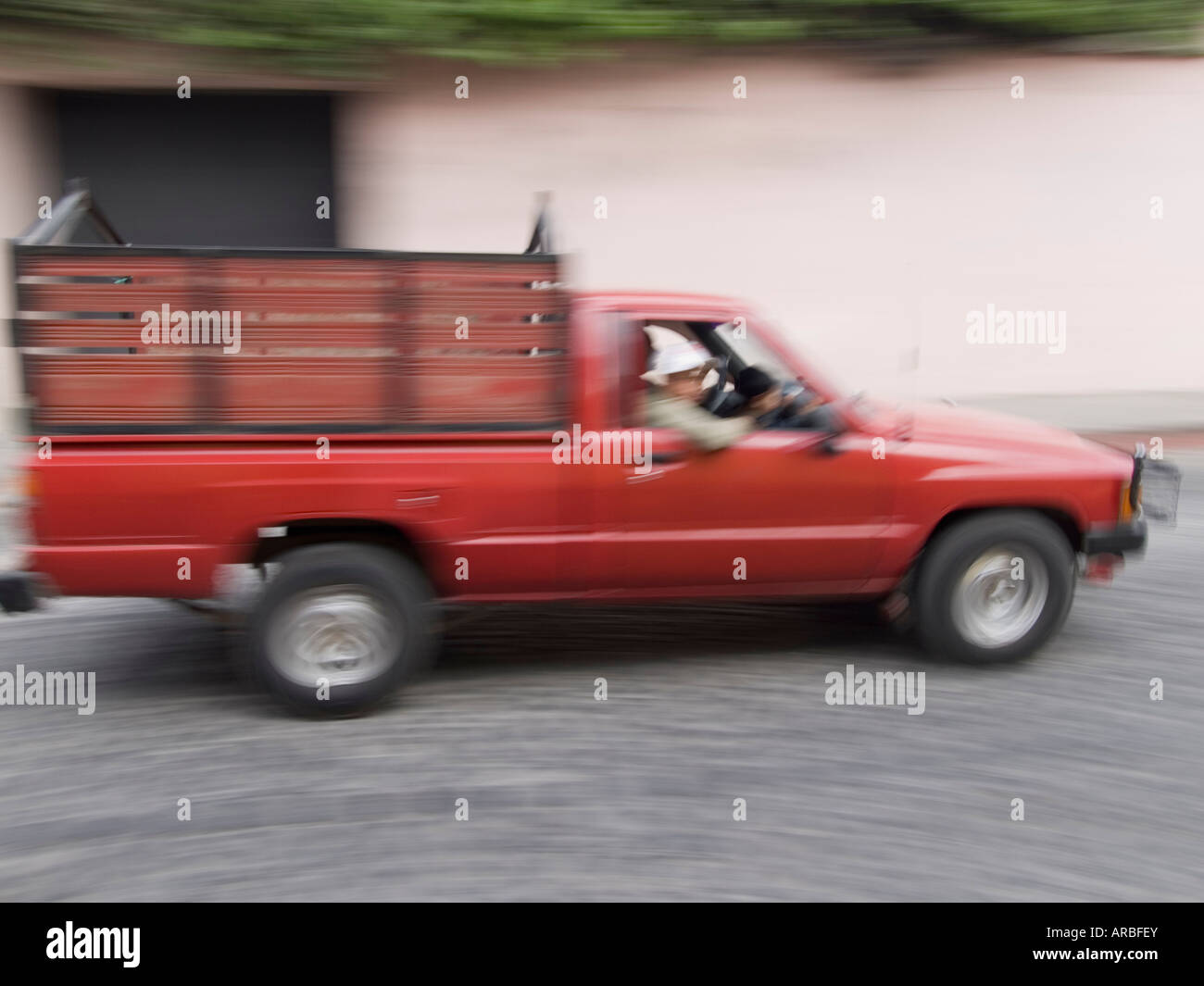 Veicoli che passano da sfocata a causa della lenta velocità otturatore Foto Stock