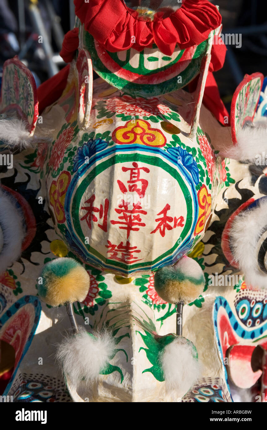 Dettaglio della maschera di un cinese tradizionale lion pronto per la danza del Leone al cinese Capodanno celebrazioni in Southampton Foto Stock