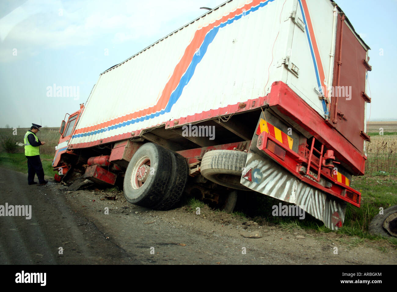 Incidente con un camion su strada Foto Stock