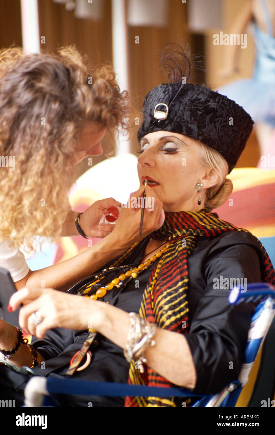 Attrice e trucco artisti su un set cinematografico in Inghilterra in Gran Bretagna nel Regno Unito Regno Unito. Cultura occupazione atto di lavoro attore agente Professional Foto Stock