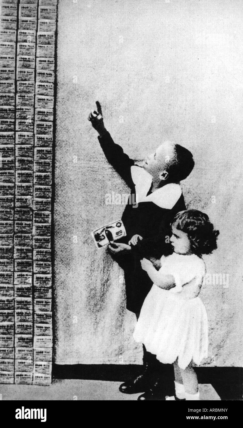 1921 - inflazione, bambini vicino a stack di denaro, Repubblica di Weimar, storico, storico, nostalgia, nostalgico, popolo, 20th secolo, 1920s, Foto Stock