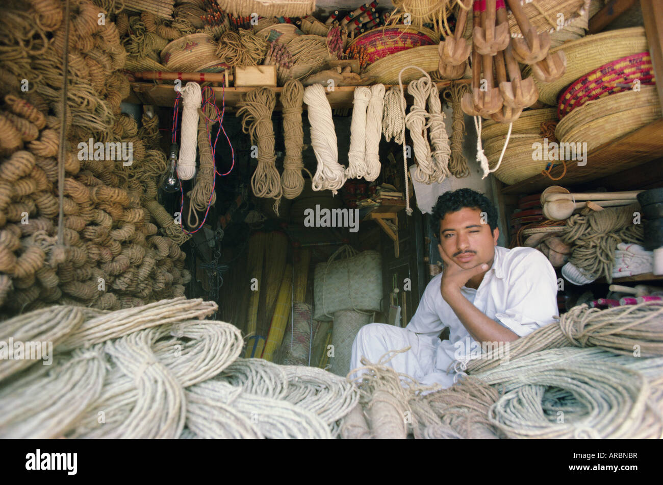 Vendita Stallholder corda, spago e ceste in mercato, Karachi, Sind (Sindh), Pakistan, Asia Foto Stock