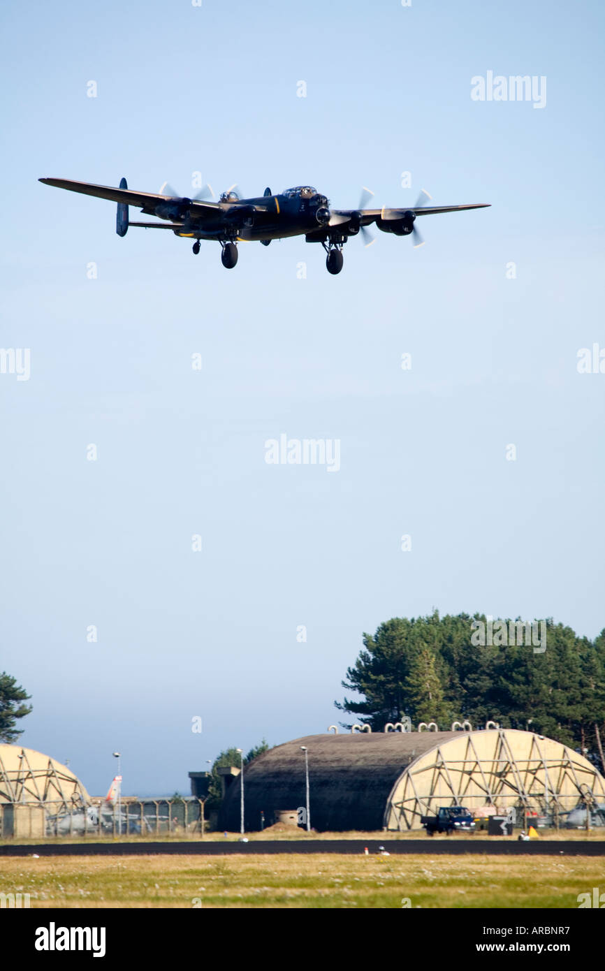 Battle of Britain Memorial Flight RAF Lancaster bombardiere in volo landing gear down Foto Stock