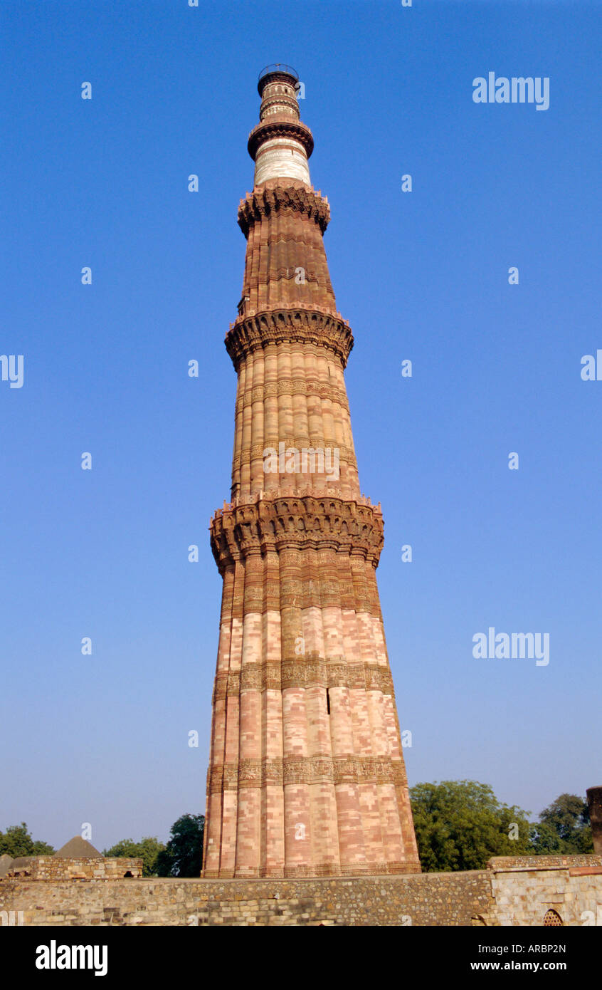 Il Qutb Minar, costruito c 1200 Annuncio, Vecchia Delhi, India Foto Stock