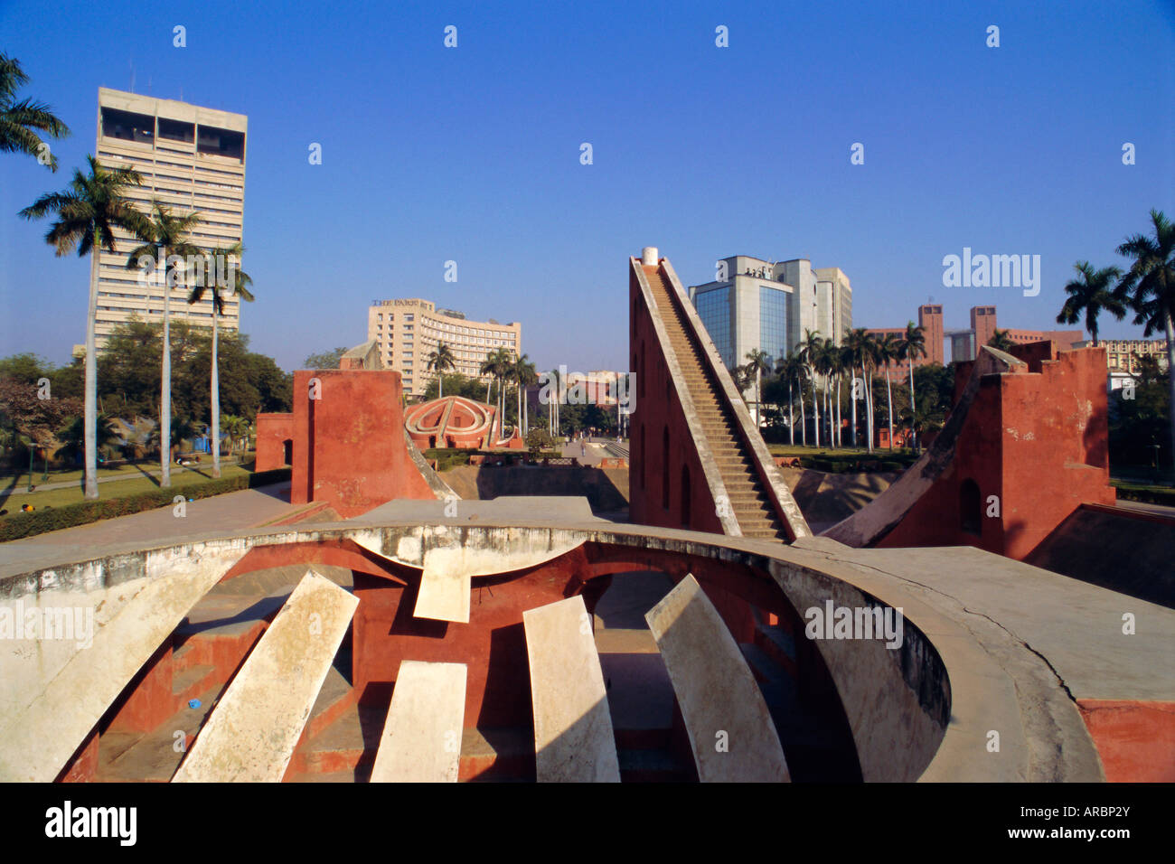 Jantar Mantar, uno dei cinque osservatori costruito da Jai Singh II nel 1724, Delhi, India Foto Stock