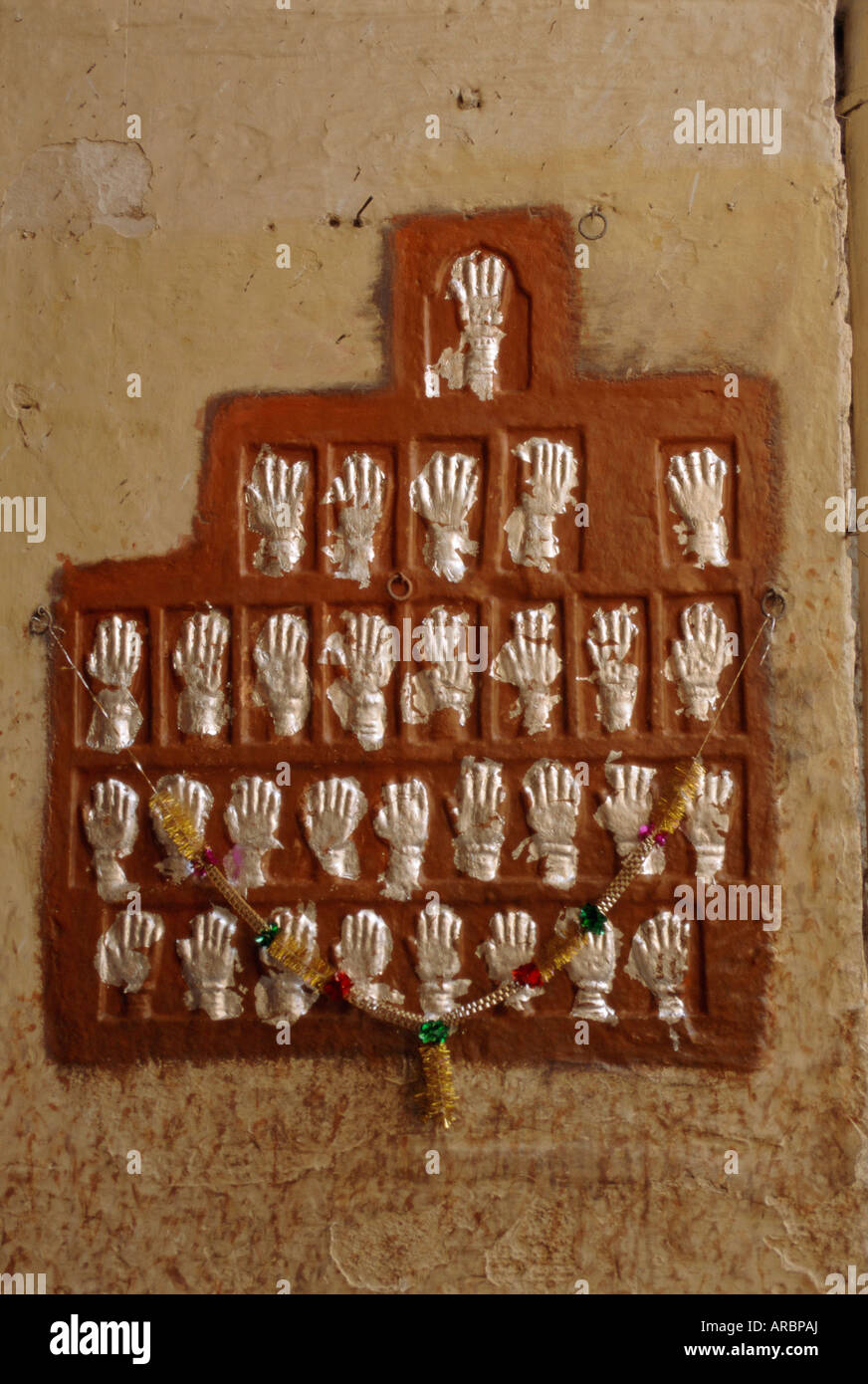 Il handprints o sati segni del Signore morto sulla pire, Jodhpur, Rajasthan, India Foto Stock