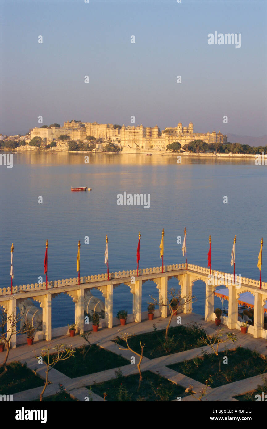 Palazzo di città da Jag Mandir, Udaipur, Rajasthan, India Foto Stock