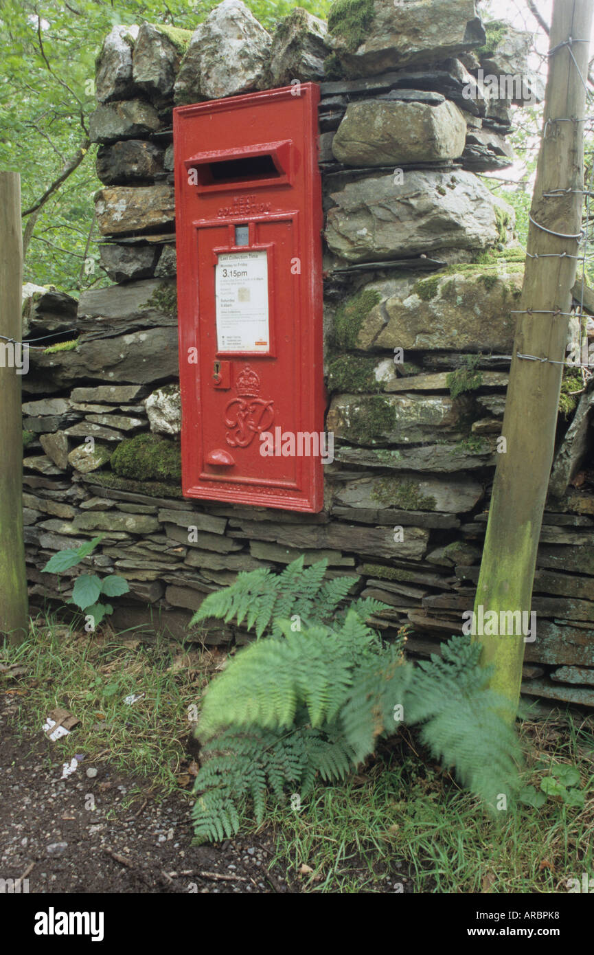 Red Post Box Set nel muro di pietra Foto Stock