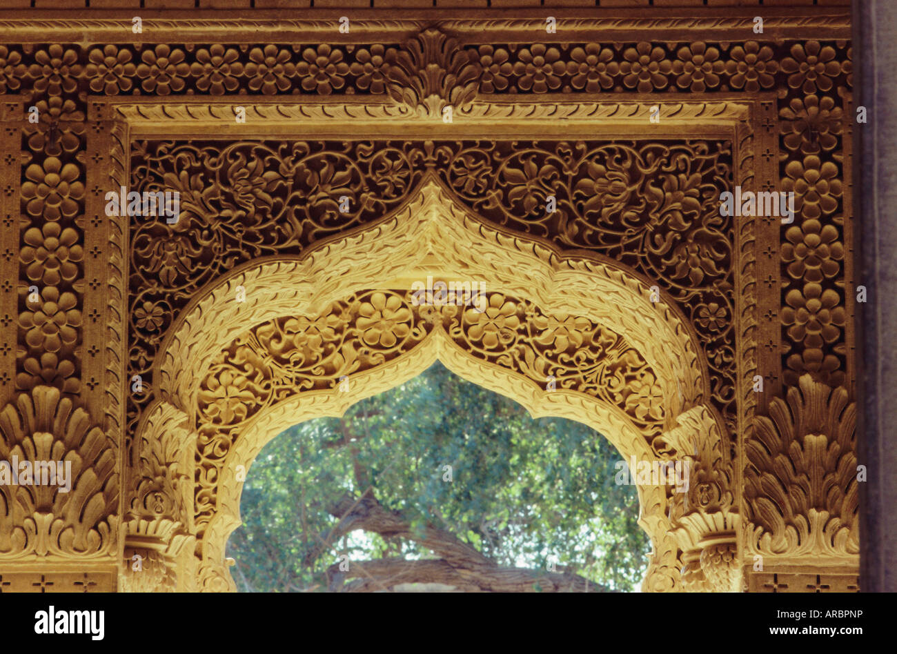 Restauro all'interno del tempio Jain, Amar Sagar, vicino a Jaisalmer, Rajasthan, India Foto Stock