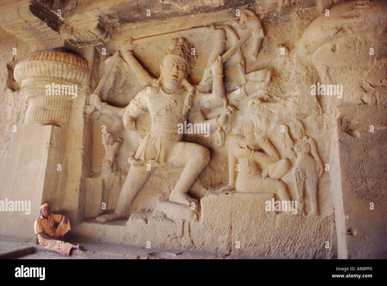 Rock taglio pannello mostra il dio indù signore Shiva in grotta n. 29, il Dhuma Lena grotta, a Ellora, nello Stato del Maharashtra, India Foto Stock