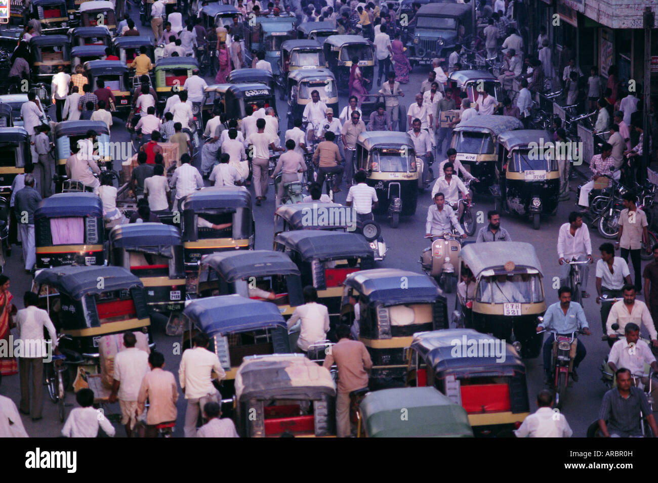 La congestione del traffico, ciclisti e auto-rickshaws, Ahmedabad, nello Stato di Gujarat, India Foto Stock
