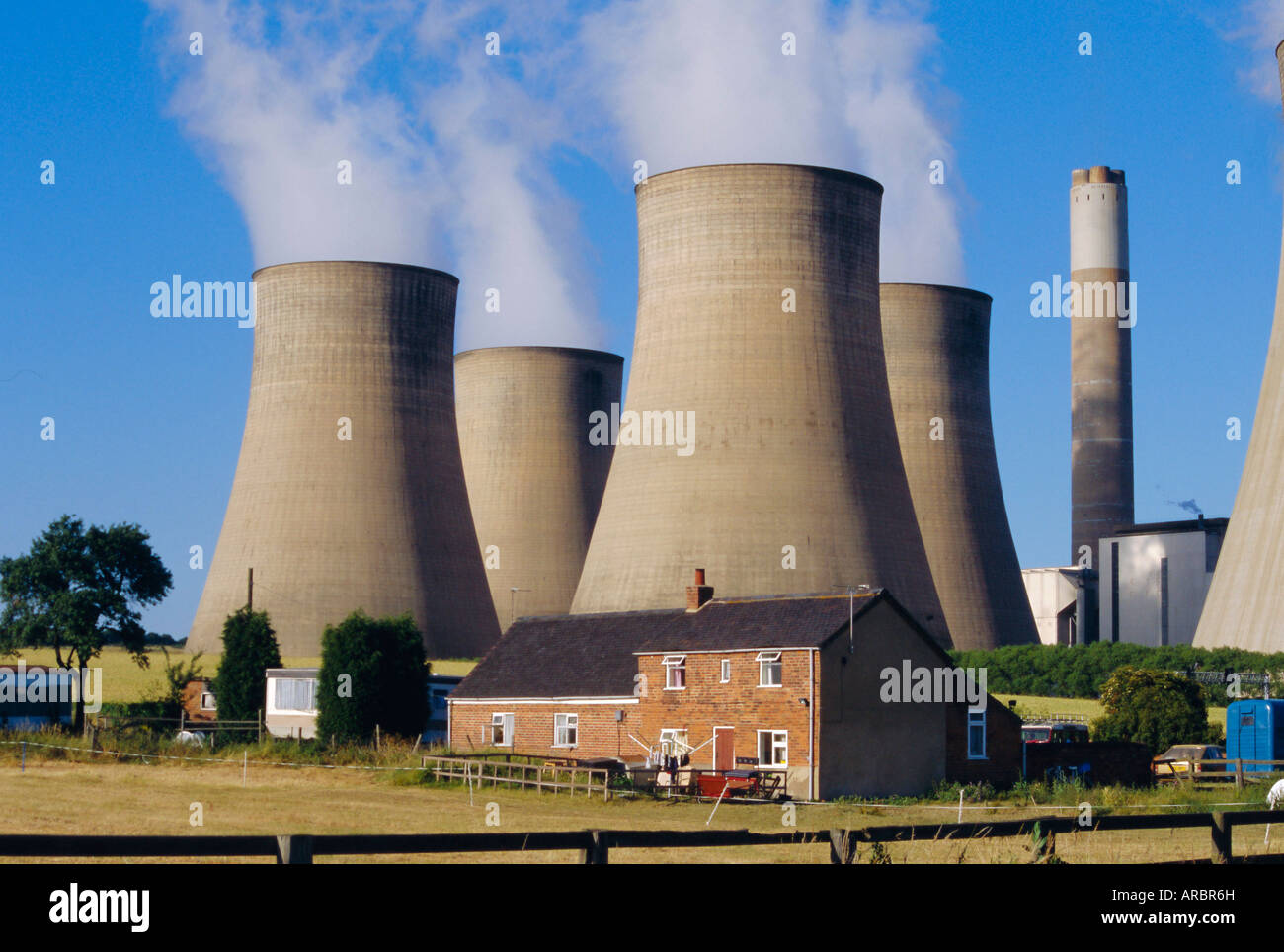 Le torri di raffreddamento, Radcliffe on Soar Power Station, alloggiamento interno in primo piano, Trento Valle, Nottinghamshire, England, Regno Unito Foto Stock