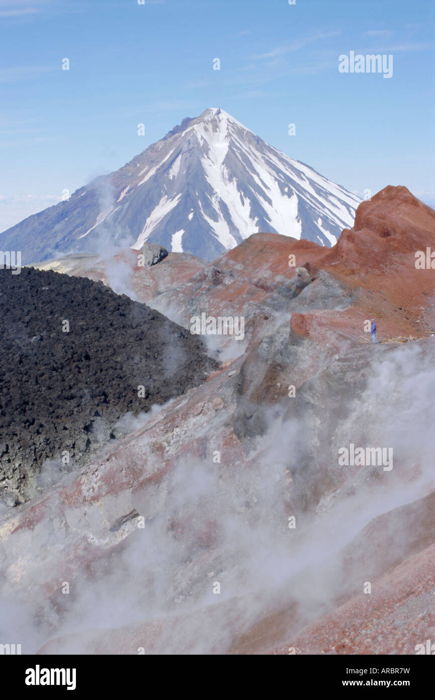 Vulcano Avacha, tappo di lava formata nel cratere nel 1991, vulcano Koryaksky oltre, Kamchatka, est della Siberia, Russia Foto Stock