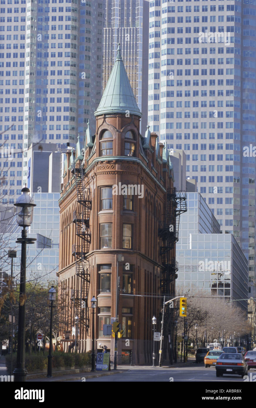 Vecchi e nuovi edifici nel quartiere finanziario del centro cittadino di Toronto, Ontario, Canada, America del Nord Foto Stock
