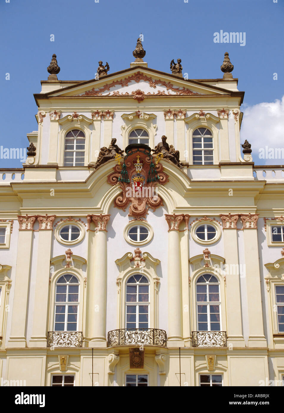 La facciata in stile rococò del palazzo arcivescovile, Praga, Repubblica Ceca, Europa Foto Stock