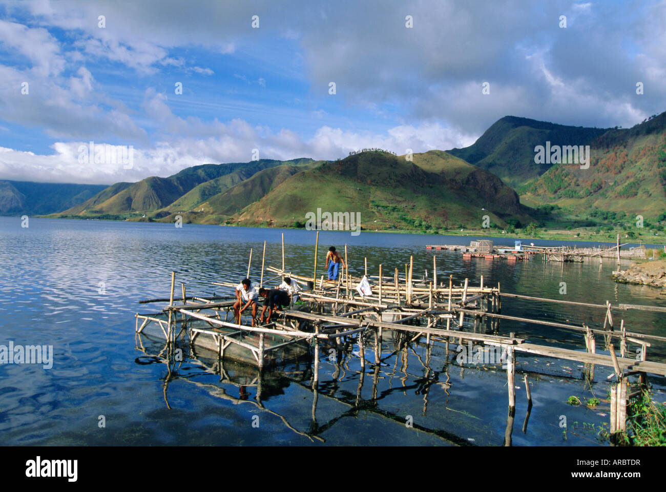 Pesce di gabbie di allevamento sulla punta settentrionale del Lago Toba, il lago più grande in Asia SE, Tongging, Lago Toba, Sumatra, Indonesia Foto Stock