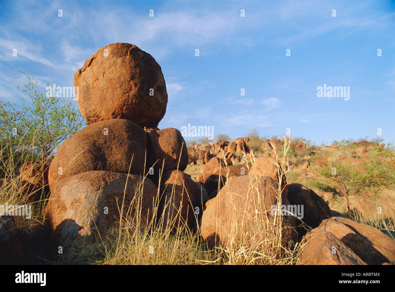 I diavoli ciottoli, pile di massi di granito nei pressi di Stuart Highway 11km a nord di Tennant Creek, Territorio del Nord, l'Australia Foto Stock