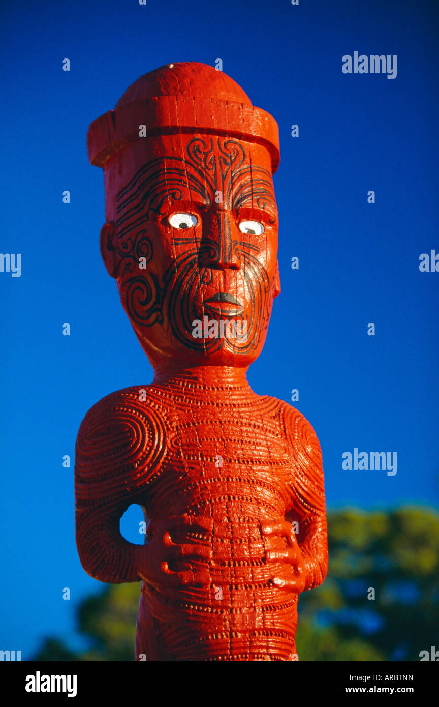 Una figura scolpita/poupou in un villaggio Maori a Whakarewarewa termica e area culturale di Rotorua, Isola del nord, Nuova Zelanda Foto Stock