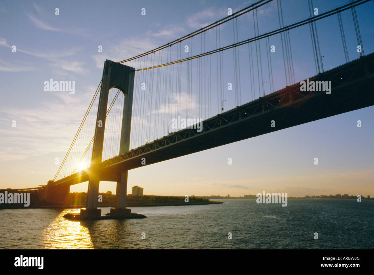 Verrazano Narrows Bridge, approccio alla città di New York, nello Stato di New York, Stati Uniti d'America, America del Nord Foto Stock