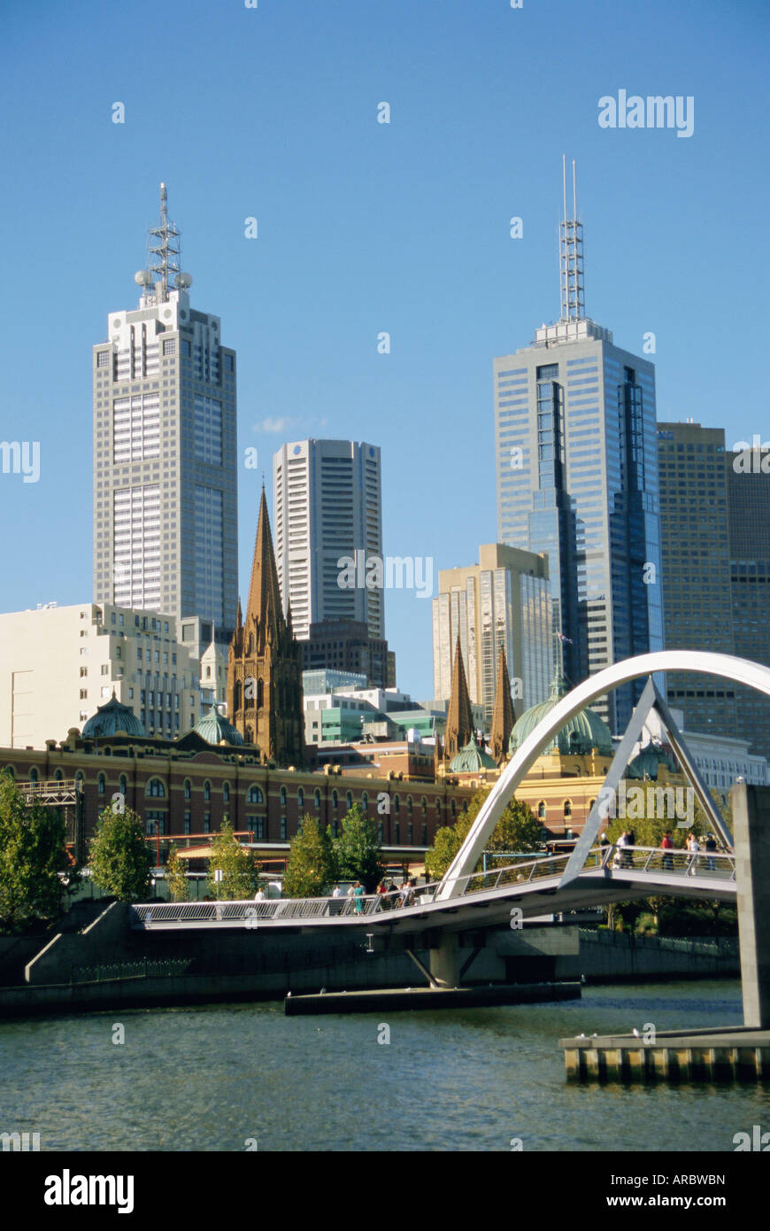 Passerella sul Fiume Yarra e dello skyline della città di Melbourne, Victoria, Australia Foto Stock