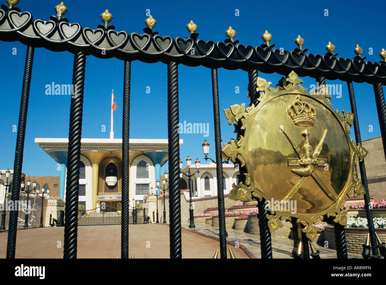 Cancello di ingresso con protezione, Palazzo del Sultano, città murata di Muscat, Muscat Oman, Medio Oriente Foto Stock