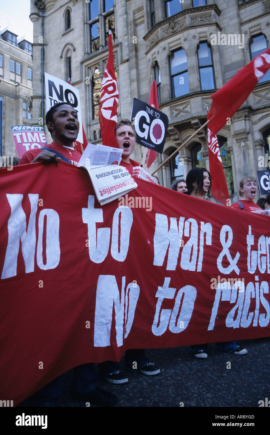 Manifestanti con banner rosso a anti-guerra di dimostrazione in Manchester Foto Stock